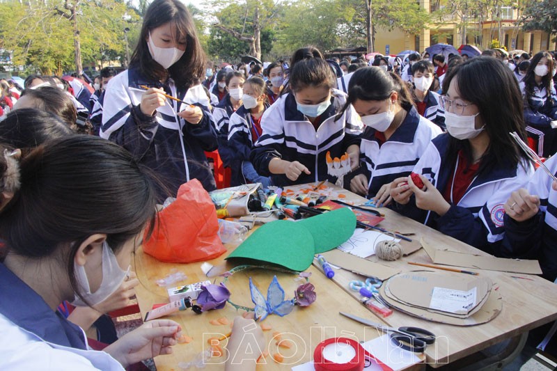 Trường THPT B Phủ Lý: Tổ chức Hội thi “Làm hoa, đồ dùng, thiệp chúc mừng từ phế liệu”